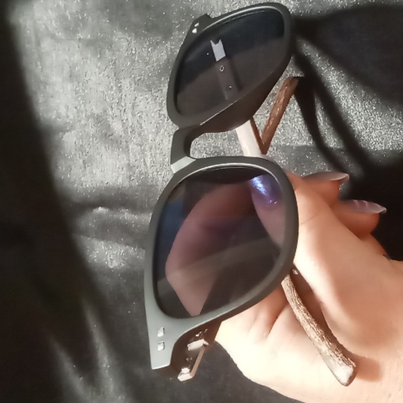 Mens wood grain sun glasses & Matching Case a gray lens with black frames. - Picture 11 of 12